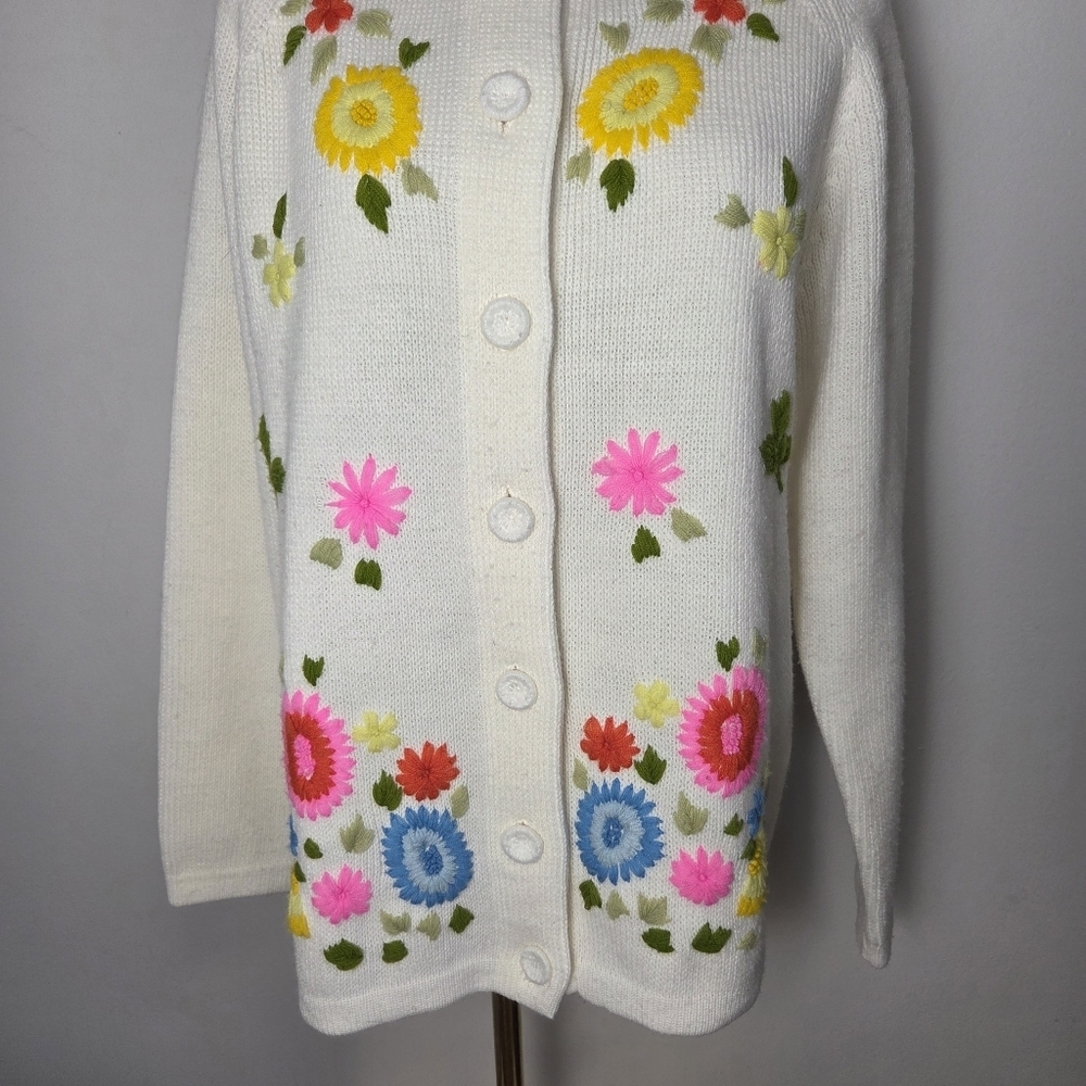 Vintage Floral Embroidery Button Front Cardigan - Picture 4 of 9
